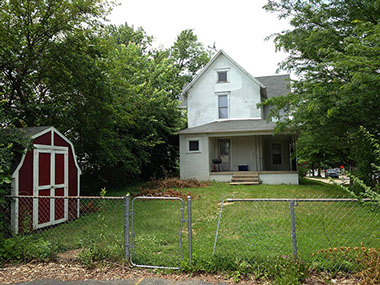 large backyard, small shed, fence