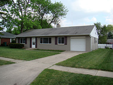 driveway, Ranch style, attached garage