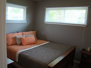 2 clerestory windows, queen bed, end tables